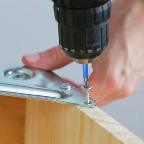 Using PH2 Magnetic Drill Bit Set With Anti Slip Screw Extractor And Magnetic Screwdriver Bits on wooden corner bracket