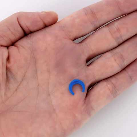 One Quarter Inch Locking Clips 50 Pack For Reverse Osmosis RO Water Line Quick Connect Fittings Blue Plastic Clips Easy To Use And Lock It Down RO System Fittings Non Toxic Material shown on hand