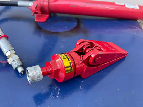 Heavy Duty Half Ton Hydraulic Spreader With Power Jaw Ram Coupler showing 3-3/4 inch jaw opening and NPT fitting.