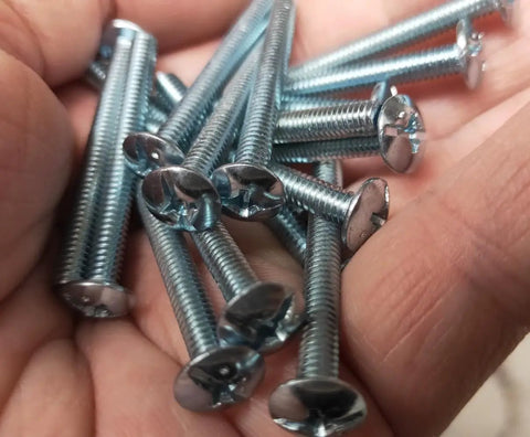 Number 8-32 X 1-1/4 Inch Truss Head Phillips Machine Screws One Pound Bulk Pack Roughly One Hundred Twenty Six Pieces in hand.