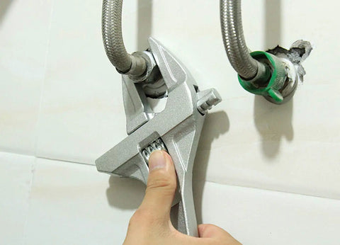 Lightweight Aluminum Alloy 8 Inch Adjustable Wrench With Wide Jaw For Plumbing 6 To 68mm in use tightening pipe