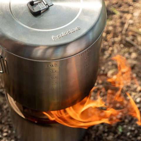Pot 4000 Stainless Steel Camping Pot For Outdoor Cooking Lightweight Backpacking Cookware on campfire with flames