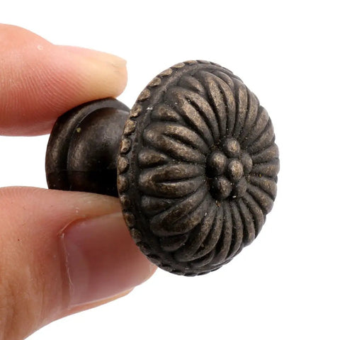 Snag These Kickin Vintage Bronze Metal Drawer Pulls And Cabinet Knobs For A Top Notch Home Decor Upgrade Includes Three Sturdy Screw Mount Hardware Fixes For You