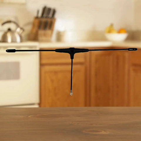 915MHz FPV Antenna For ELRS EP1 RX IPEX1 And TBS Tracer RC Systems 40mm Compact Long Range Drone Antenna on kitchen table