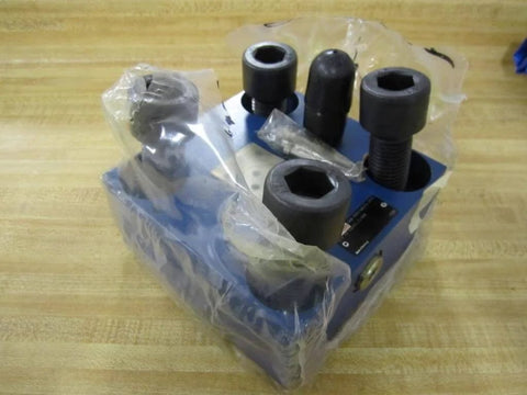Hydraulic manifold single unit R900974682 FD 69213 LFA 63 DBW2-71/400 in clear packaging with visible port connections.
