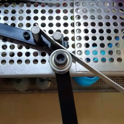 Close-up of Heavy Duty Manual Rebar Bender Tool For Steel Pipe And Aluminum Flat Bar showing the bending mechanism.