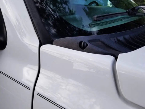 Close-up of Chevy TrailBlazer 1.5 Inch Super Shorty Antenna installed on 2007 model, showing black powder coat finish.
