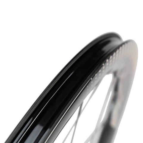 Close-up of Carbon Disc Wheelset Tubeless Ratchet Bike Wheel 700C 50mm Black Fits Shimano 8 9 10 11 12 Speed Thru Axle