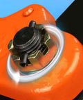 Close-up of the mechanical swivel shackle on Heavy Duty 3 Ton Vertical Plate Lifting Clamps For Steel Weight Plates And Construction Sites.