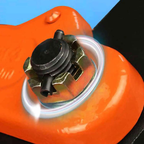 Close-up of the mechanical swivel shackle on Heavy Duty 3 Ton Vertical Plate Lifting Clamps For Steel Weight Plates And Construction Sites.