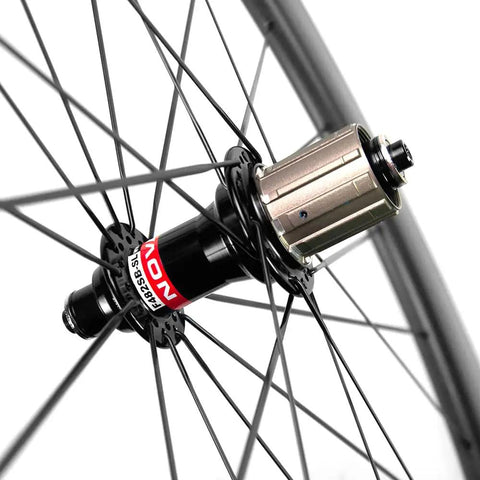 Hub and spokes of Carbon Wheelset 60mm Depth 25mm Width 700c Clincher Road Wheels With Toray T700 Carbon Fiber 3K Matte Finish