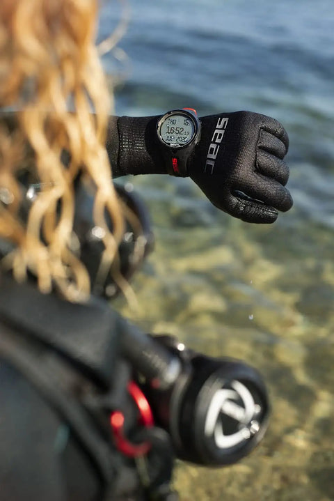 Diver wearing Get Your Hands On This Awesome Scuba And Freediving Dive Computer That Comes Packed With A Handy Dive Logbook Smart