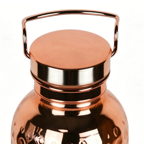 Copper Water Bottle With Easy Temperature Control And Built Tough Leakproof Insulated Design for men and women, close-up of cap