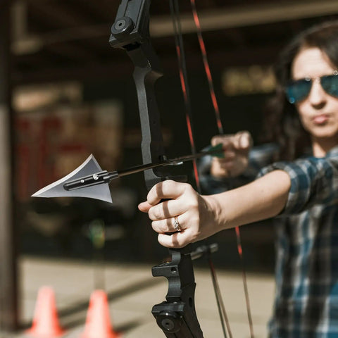 Archer using 125 Grain Fixed Hunting Broadheads With Stainless Steel Blades And Right Bevel For Compound Bow Crossbow