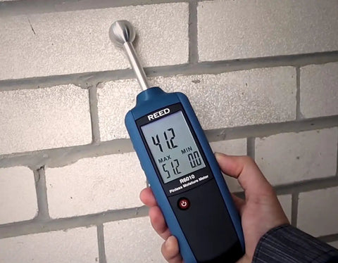 Pinless Moisture Meter For Wood And Building Materials Non Invasive Sensing 0.8 To 1.6 Inch Depth Data Hold Min Max Adjustable Audible And Visual Alarms Batteries Included Ideal For Woodworking Construction And DIY Projects