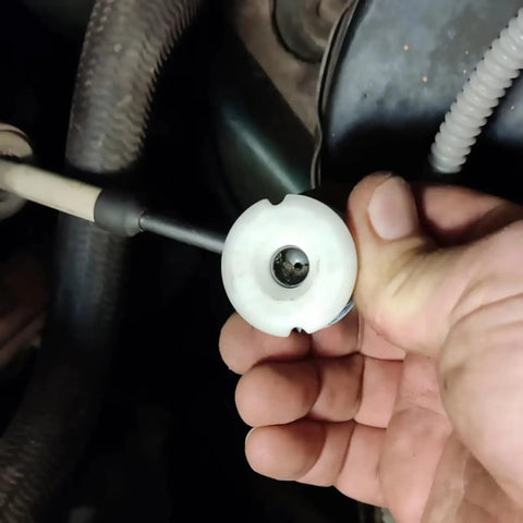 Installing Transmission Shift Cable End Bushing Connector Repair Kit For Fiesta MK6 MK7 2008 2017, hand holding component