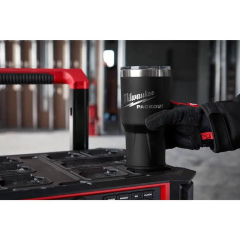 Worker holding Packout Insulated Tumbler 890 Ml Black with two wall vacuum insulation on job site, showing Twist to Lock system.