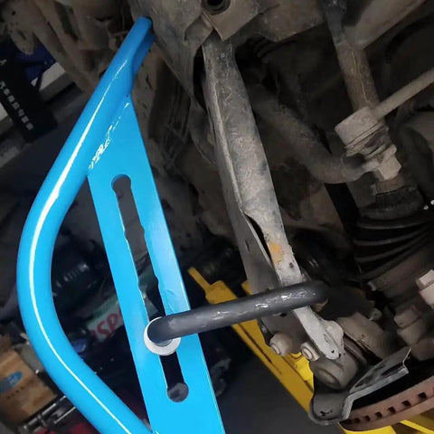 Wishbone Extractor Tool For Car Suspension, Lower Control Arm Lever Bar in use with blue steel tube and hook