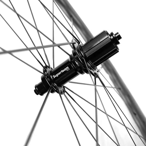 Close-up of Carbon Wheelset 700C Tubeless Road Wheels With Wave Rim 45mm 50mm Depth, V Brake Compatible hub and spokes.