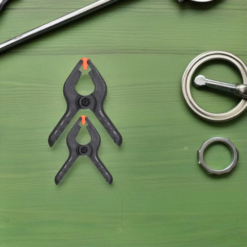 Cool 20 Piece Plastic Spring Clamp Kit For Woodworking And DIY Projects, Lightweight Durable Clips Perfect For Balloon Arches Backdrop Fastening And Crafts black clamps on green surface