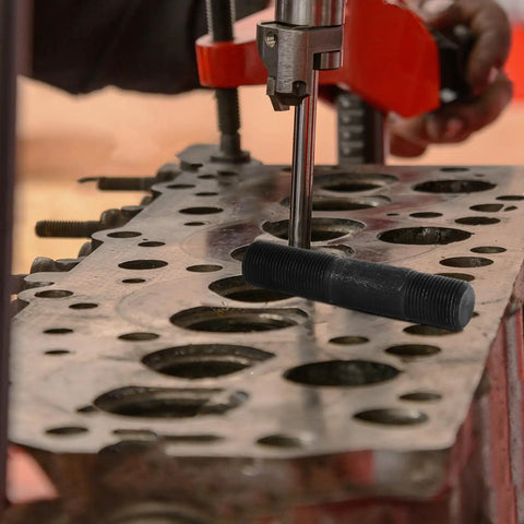 Hydraulic Hole Punch Driver Kit With Locking Draw Rod For Electrical Conduit Manual Knockout Tool in use on metal surface