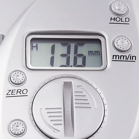 Close-up of LCD screen on Portable Skinfold Caliper With LCD Screen For Easy Body Fat Measurement, displaying 13.6 mm reading