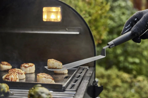 Griddle Essential 5 Piece Tool Set With Spatula Flexible Spatula Scraper And Two Squeeze Bottles For Breakfast Pancakes Burgers