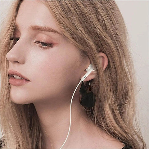 2 Pack USB C Earbuds With Microphone And Remote For iPhone 17 16 15 Pro Max Plus Type C Earbuds Noise Cancelling Headphones in use