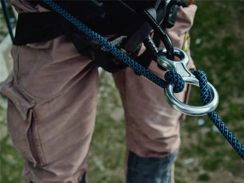 Climber using Figure 8 Descender For Climbing And Belay Rigging, Heavy Duty Aluminum Alloy 35KN Rope Descender with Ears