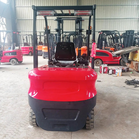 2.5 Ton Forklift Truck With Ergonomic Operator Cabin For Warehouse Material Handling, Hydraulic Cargo Lifting Equipment For Easy Pallet Transport And Beefy Heavy Duty Load Shifting, rear view in warehouse