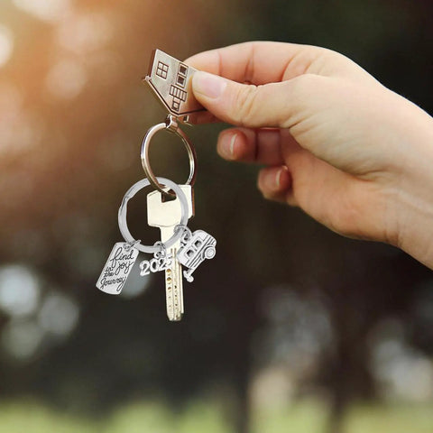 Travel Themed Camper Keychain Easy On Off Zinc Alloy Charm For RV Lovers And Outdoor Adventurers Perfect Gift For Explorers Key Ring