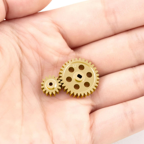 Brass 32T Spur Gear And 15T Pinion Transmission Conversion Kit for Losi 1X24 Micro B and 1X28 Micro T RC Crawlers in hand