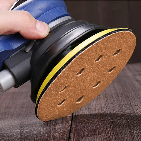 5 Inch Hook And Loop Sanding Discs Set 100 Pcs 60 80 120 150 220 Grits Aluminum Oxide with orbital sander in use