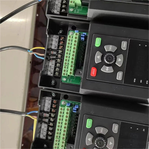 Workhorse Variable Frequency Drive VFD Converter 0.75kW 1.5kW 2.2kW 3kW 3 Phase 380V to 440V ES280 With 0 to 400Hz Output and Adjustable Current 2.5A to 7.9A Ideal for Industrial Motors and Easy Speed Control, front terminal view