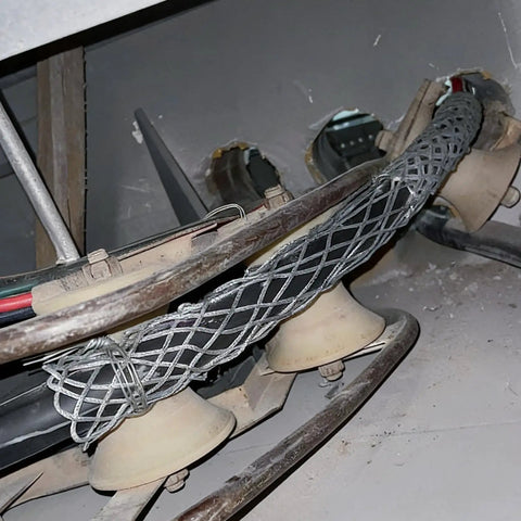 Double Head Stainless Steel Cable Puller With Mesh Grip for 25-37 mm cables, installed through pipe conduits