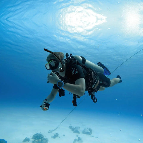 Diver using Roll Up Snorkel With Compact Organizer And Portable Mesh Bag For Scuba Diving Spearfishing Freediving And Snorkeling