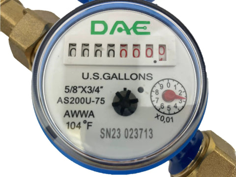 Inline Water Meter With 3/4 Inch NPT Couplings, Gallon Readout, Horizontal Dial Facing Up, No Fuss Install For Home, Farm, Or Workshop, Works In Any Orientation With Vertical Or Horizontal Mount, close-up gauge