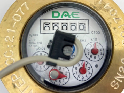1 Inch NTEP IP68 NSF61 Non Lead Potable Water Meter With Pulse Output And Couplings Inline Horizontal Mount Gallons Readout For Accurate Home Or Industrial Water Tracking close-up dial