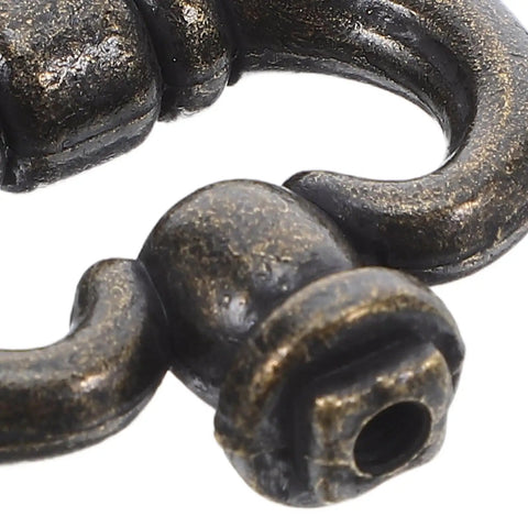 Close-up of Vintage Zinc Alloy Single Hole Cabinet Pull Handles Set, Retro Style Drawer Hardware in durable polished finish