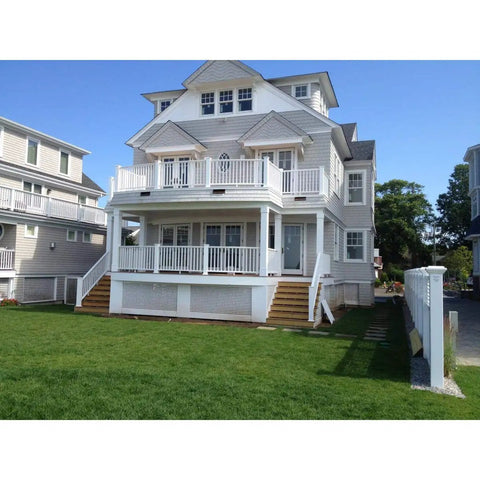 Rock Solid Cellular Pvc Deck Railing Kit With Aluminum Reinforcement 42 Inch High 120 Inch Long Pro Grade Balusters on a balcony.