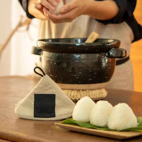 Hase En Kamado San Earthenware Rice Pot For Gas Stoves With Double Lid To Prevent Spills 8.5 Inch Diameter And 6.3 Inch High Made In Japan includes rice balls and scoop