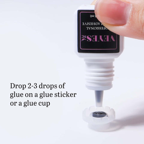 Applying Extra Strong Lash Extension Glue 5ml For Pros Fast 0.5 To 1 Second Dry Time Black Adhesive into a cup