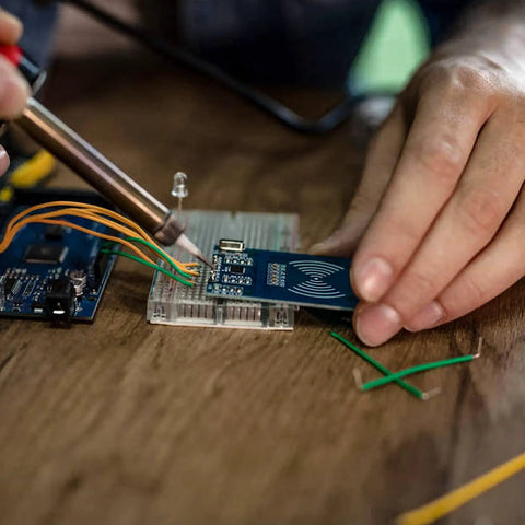 Hands using 2 To 125 mm Breadboard Jumper Wires Kit With 14 Lengths And 840 Pieces For Quick Prototyping Maker Friendly PCB Circuits