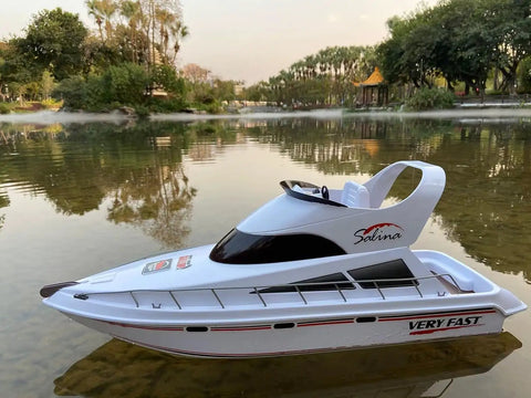 Massive 27.5 Inch RC Cruise Ship Boat With Dual 380 High Speed Motors Beast Hull Remote Control Yacht on calm water