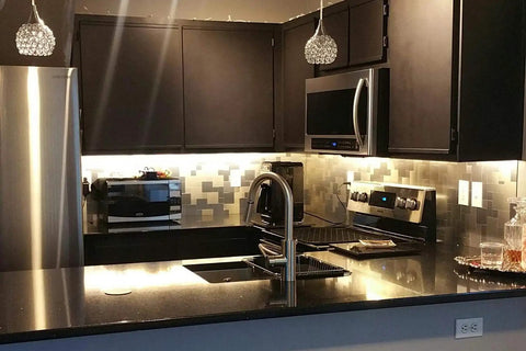 Modern kitchen with Peel And Stick Metal Backsplash Panels 12 By 12 Inch Square, 10 Piece Puzzle Set In Silver, Dry Install No Mess.