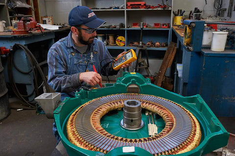 Technician using 1587 FC 2 In 1 Insulation Multimeter With Fluke Connect Measurements App on industrial equipment