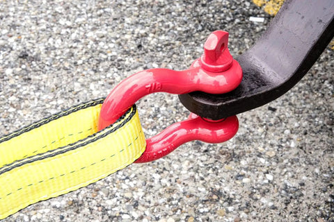Half Inch Anchor Shackle Forged Carbon Steel With Alloy Screw Pin Load Limit 2.0 Tons attached to towing strap