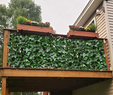 Expandable Fence Privacy Screen For Balcony And Patio Outdoor Decor Faux Ivy Fencing Panel Artificial Hedges with flowers on a balcony