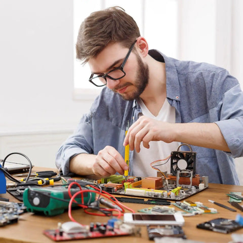 Man using Two Piece Multitool Pen Set For Everyday Carry With Nine In One Steel Pen And Six In One Aluminum Pen on electronics
