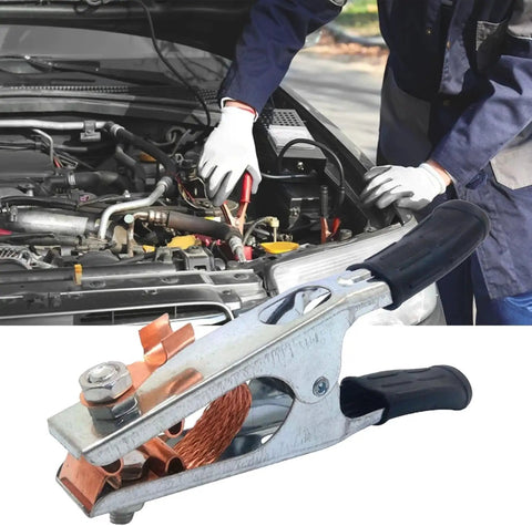 Heavy Duty 500A Welding Ground Clamp With Rubber Sleeve For Superior Conductivity And Safety Pro Grade Welding Clamps For Industrial And Home Use Built Tough For Demanding Projects showing close-up and use in car engine